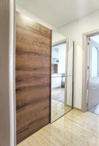 ヴァルナ・シティにあるCabacum Pleasure Beachfront Apartmentsの鏡付きの部屋の引き戸