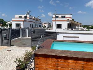 a swimming pool on top of a house at Villa Bob Oasi con piscina - Infernetto, Roma in Infernetto