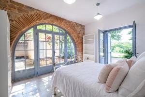 Ένα ή περισσότερα κρεβάτια σε δωμάτιο στο Bastide de Cordes sur Ciel - Piscine chauffée & Parc +58 φωτογραφίες