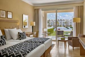 考拉亚湾Steigenberger Resort Alaya Marsa Alam - Red Sea - Adults Friendly 16 Years Plus的一间带床和大窗户的酒店房间