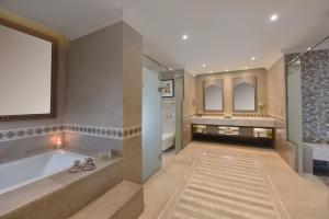 考拉亚湾Steigenberger Resort Alaya Marsa Alam - Red Sea - Adults Friendly 16 Years Plus的带浴缸和两个水槽的大浴室