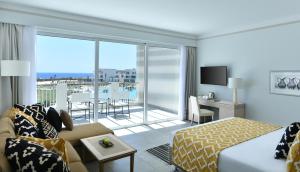 Steigenberger Resort Alaya Marsa Alam - Red Sea - Adults Friendly 16 Years Plus的电视和/或娱乐中心