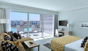 Steigenberger Resort Alaya Marsa Alam - Red Sea - Adults Friendly 16 Years Plus的电视和/或娱乐中心