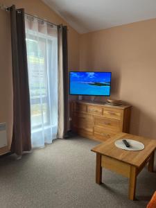 Un televizor și/sau centru de divertisment la apartmán Monínec A4 pro až 6 osob s výhledem na sjezdovku i do krajiny