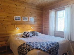 a bedroom with a bed in a log cabin at Kulkuri in Syöte