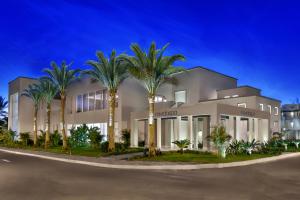 考拉亚湾Steigenberger Resort Alaya Marsa Alam - Red Sea - Adults Friendly 16 Years Plus的一座前面有棕榈树的建筑