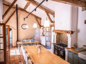 Η κουζίνα ή μικρή κουζίνα στο Bastide de Cordes sur Ciel - Piscine chauffée & Parc