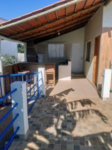 a patio of a house with a wooden roof at Recharge your batteries Arca da Aliança Chalet in Limeira