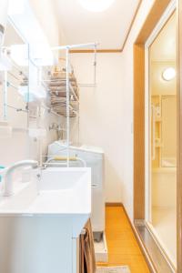 Ένα μπάνιο στο NEW Koenji House 3BR Family Friendly Haven +127 φωτογραφίες