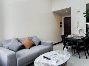 una sala de estar con un sofá y una mesa en Amenity Floor in OPR #8, en Lapu Lapu City