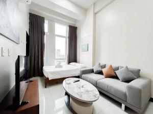 una sala de estar con un sofá y una cama en Amenity Floor in OPR #8, en Lapu Lapu City 43 fotos más
