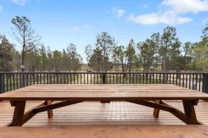 una mesa de picnic de madera en la cubierta en Spacious Barossa Retreat with Balcony Views, en Tanunda 37 fotos más
