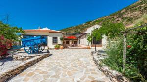 O vedere generală la munți sau o vedere la munte luată de la această casă de vacanță