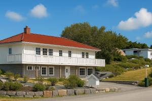 a large white house with a red roof at Leilighet sentralt i Bud in Bud