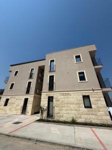 ein großes Backsteingebäude mit seitlichen Fenstern in der Unterkunft APARTTLu in Kotor