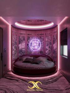 ein lila Schlafzimmer mit einem Bett mit einem Neonschild in der Unterkunft X-Digital HOTEL in Bắc Ninh