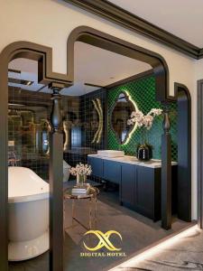 ein Badezimmer mit Badewanne und Waschbecken in der Unterkunft X-Digital HOTEL in Bắc Ninh