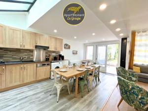 a kitchen and dining room with a table and chairs at Le Repaire des 12- Hypercentre, jardin, idéal groupe, 5 chambres 5 salles de bain in Saint-Omer
