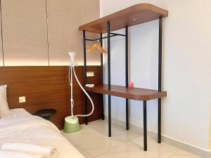 Ένα ή περισσότερα κρεβάτια σε δωμάτιο στο Naina Homestay at Sutera Bay