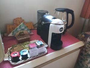 Příslušenství pro přípravu čaje a kávy v ubytování Camera al Poggio ai Grilli