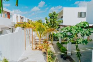 プンタ・カナにあるVilla primaveral 2 #86Aの木の見える建物