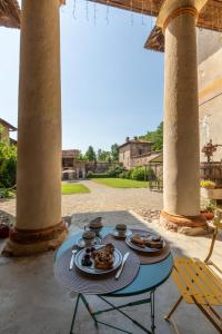 GhemmeにあるCascina Cavenagoのパティオ(テーブル、食器付) +61枚の写真