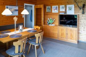 Televisyen dan/atau pusat hiburan di Ferienwohnung Sonnental