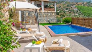 Bazén v ubytování Villa Gamor Frigiliana by Ruralidays nebo v jeho okolí