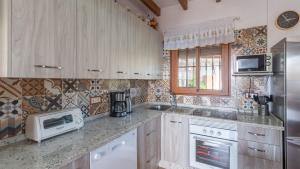 Kuchyň nebo kuchyňský kout v ubytování Villa Gamor Frigiliana by Ruralidays