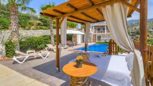 Bazén v ubytování Villa Gamor Frigiliana by Ruralidays nebo v jeho okolí