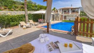 Bazén v ubytování Villa Gamor Frigiliana by Ruralidays nebo v jeho okolí