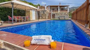 Bazén v ubytování Villa Gamor Frigiliana by Ruralidays nebo v jeho okolí
