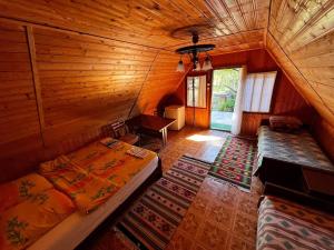 Postel nebo postele na pokoji v ubytování Будинок з видом на водоспад