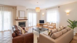 Televízia a/alebo spoločenská miestnosť v ubytovaní Casa Rocio y Paloma Vinuela by Ruralidays