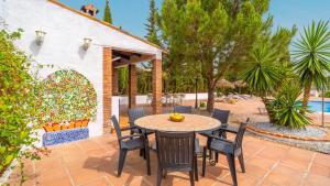 Bazén v ubytovaní Casa Rocio y Paloma Vinuela by Ruralidays alebo v jeho blízkosti