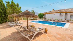 Bazén v ubytovaní Casa Rocio y Paloma Vinuela by Ruralidays alebo v jeho blízkosti