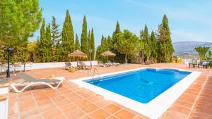 Bazén v ubytovaní Casa Rocio y Paloma Vinuela by Ruralidays alebo v jeho blízkosti