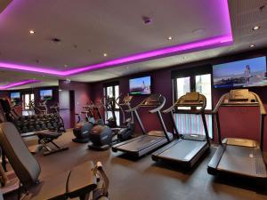 Fitness centrum a/nebo fitness zařízení v ubytování Mövenpick Hotel & Apartments Bur Dubai