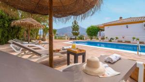 Bazén v ubytovaní Casa Rocio y Paloma Vinuela by Ruralidays alebo v jeho blízkosti