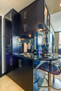 O bucătărie sau chicinetă la Penthouse with Private Rooftop