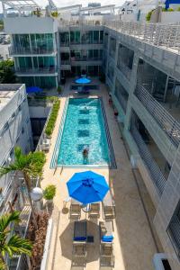 Piscina de la sau aproape de Penthouse with Private Rooftop