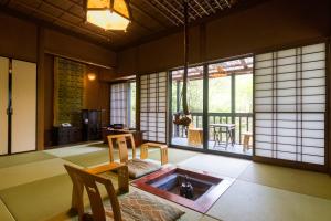una habitación con bañera en el medio de una habitación en Hozantei, en Minamioguni