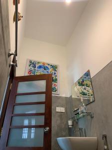 Ένα μπάνιο στο ArtNEST Gallery Stay , Pedlars St , Galle Fort