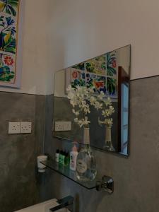 Ένα μπάνιο στο ArtNEST Gallery Stay , Pedlars St , Galle Fort +70 φωτογραφίες