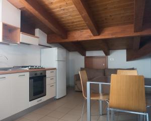 a kitchen and dining room with a table and chairs at Casa Del Mar in Roseto degli Abruzzi
