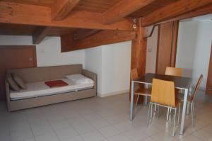 a bedroom with a bed and a table and chairs at Casa Del Mar in Roseto degli Abruzzi