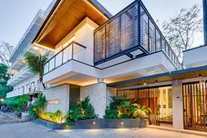 a house with a balcony on top of it at NEW! Luxury Modern 3BR Villa Kesatu in Canggu in Canggu