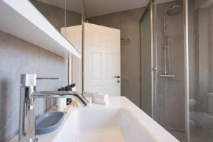 CorfuIonea House的带水槽和淋浴的浴室