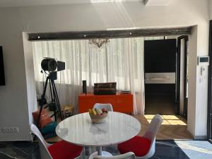 Uma área de estar em T3 luxe vue mer