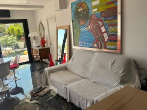 Uma área de estar em T3 luxe vue mer